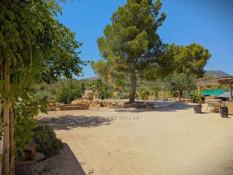 4 bedroom Finca/Country House for sale in La Romana with pool - € 299,995 (Ref: 9973050)