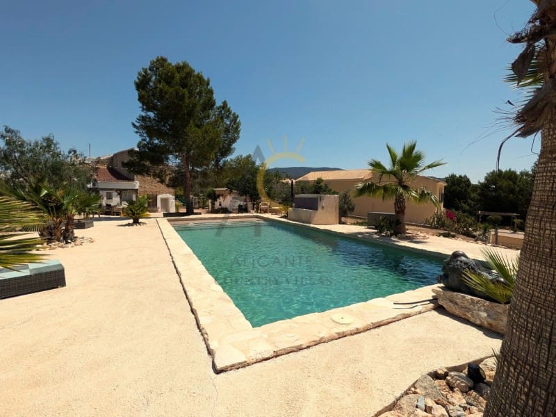 4 bedroom Finca/Country House for sale in La Romana with pool - € 299,995 (Ref: 9973050)