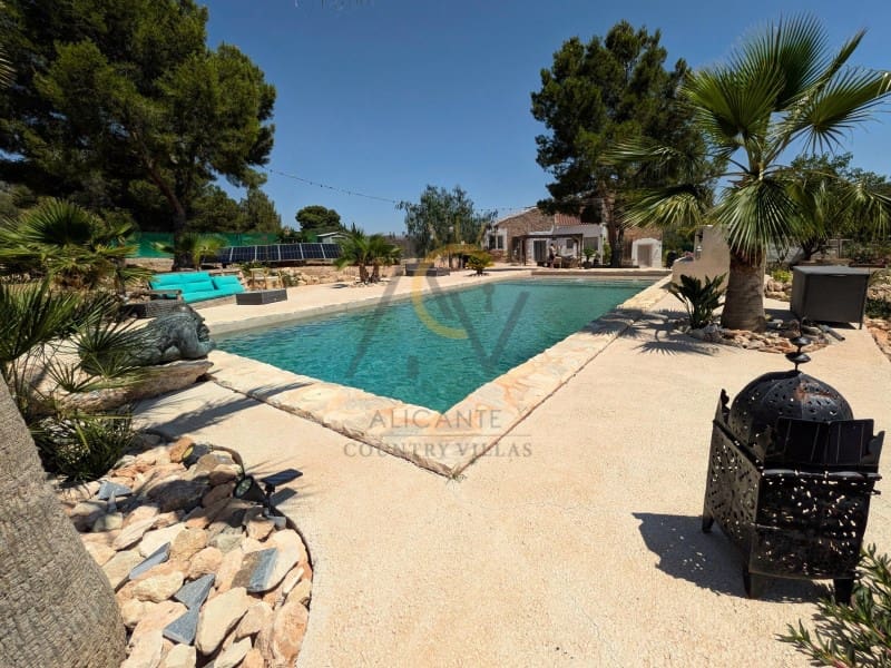 4 bedroom Finca/Country House for sale in La Romana with pool - € 299,995 (Ref: 9973050)