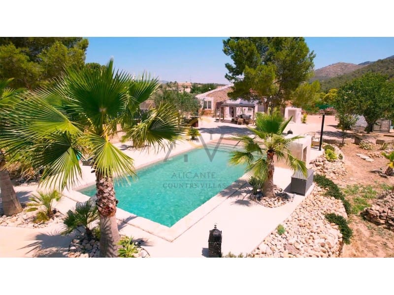 4 bedroom Finca/Country House for sale in La Romana with pool - € 299,995 (Ref: 9973050)