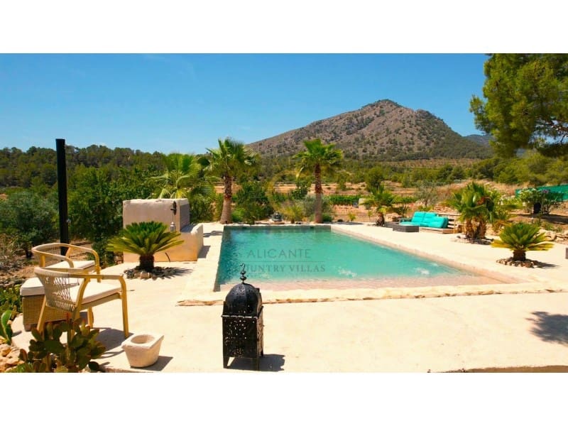 4 bedroom Finca/Country House for sale in La Romana with pool - € 299,995 (Ref: 9973050)