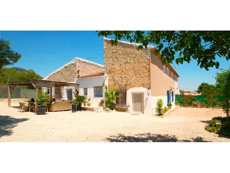4 bedroom Finca/Country House for sale in La Romana with pool - € 299,995 (Ref: 9973050)