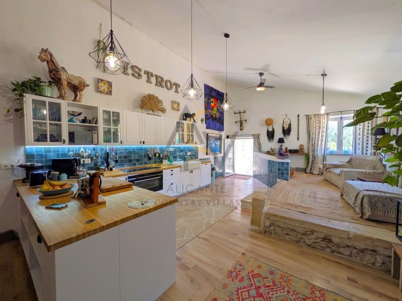 4 bedroom Finca/Country House for sale in La Romana with pool - € 299,995 (Ref: 9973050)