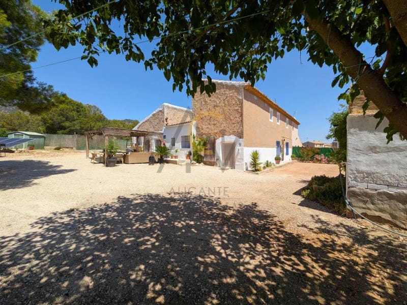 4 bedroom Finca/Country House for sale in La Romana with pool - € 299,995 (Ref: 9973050)