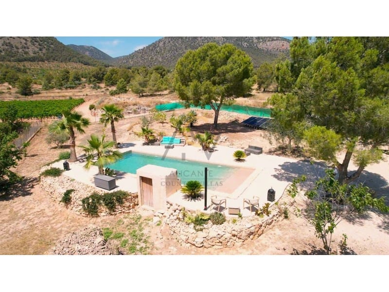 4 bedroom Finca/Country House for sale in La Romana with pool - € 299,995 (Ref: 9973050)