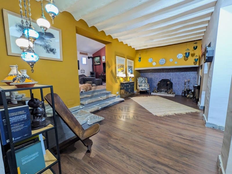4 bedroom Finca/Country House for sale in La Romana with pool - € 299,995 (Ref: 9973050)