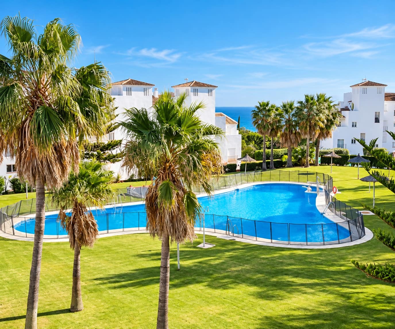 Piso de 2 habitaciones en Manilva en venta con piscina garaje - 255.000 € (Ref: 10160601)