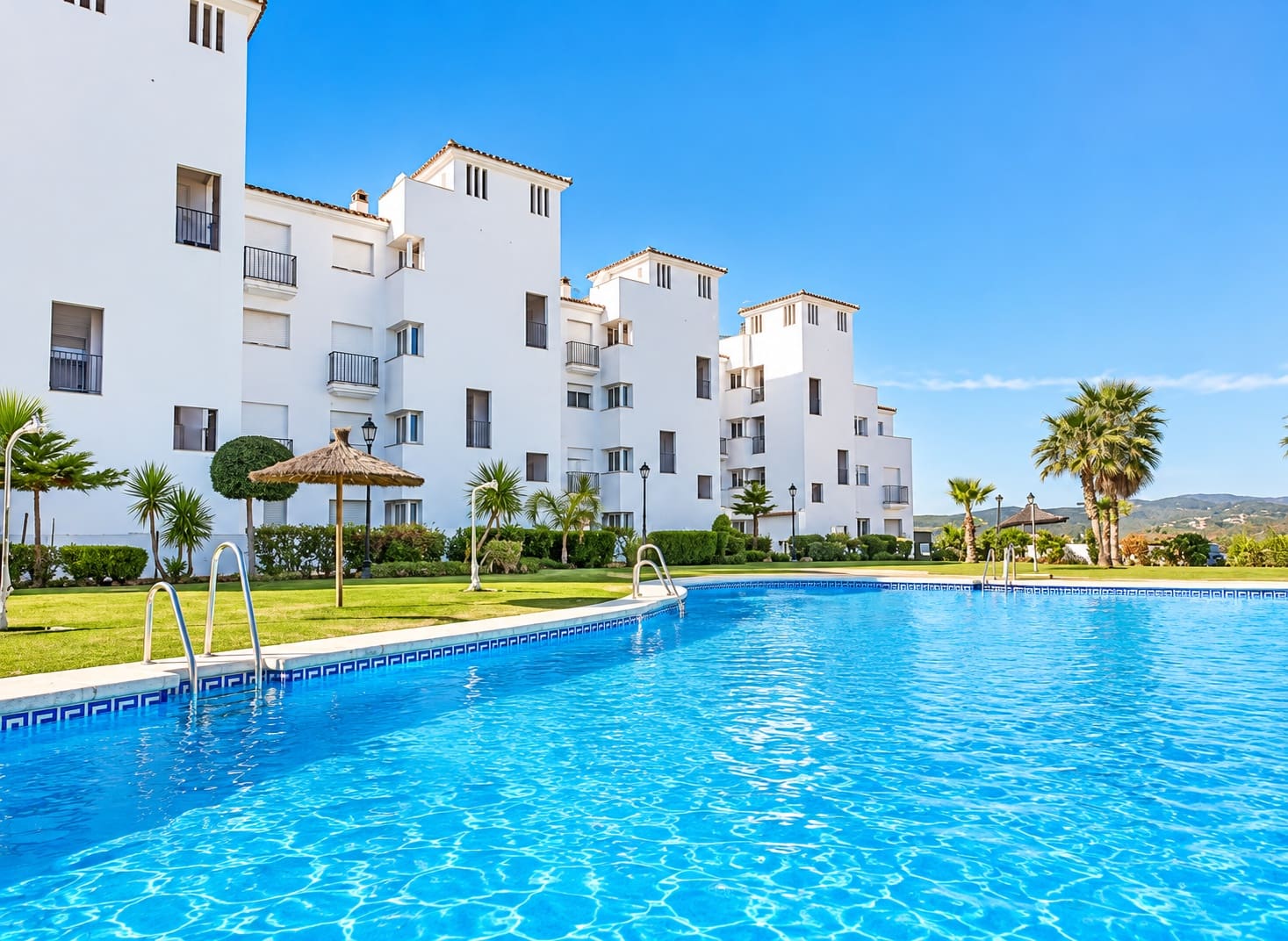 Piso de 2 habitaciones en Manilva en venta con piscina garaje - 255.000 € (Ref: 10160601)