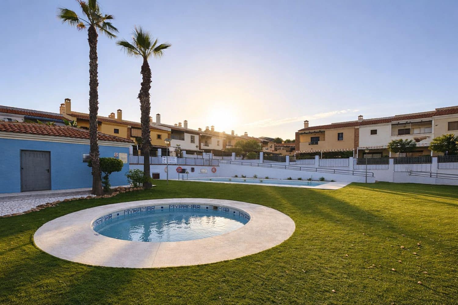 3 sypialnia Dom na sprzedaż w Rincon de la Victoria z basenem garażem - 420 000 € (Ref: 9669492)