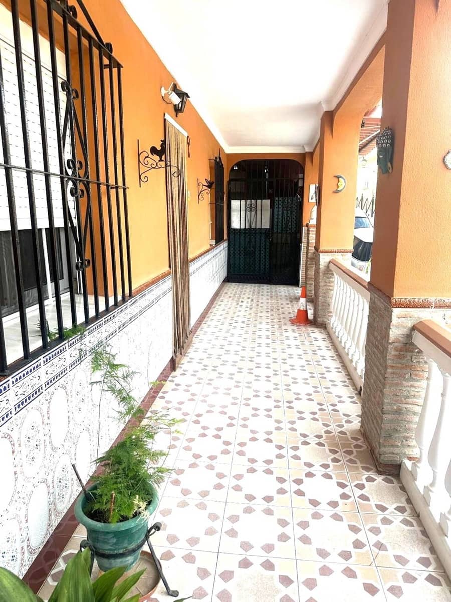 2 bedroom Villa for sale in Alhaurin de la Torre with garage - € 320,000 (Ref: 9676809)