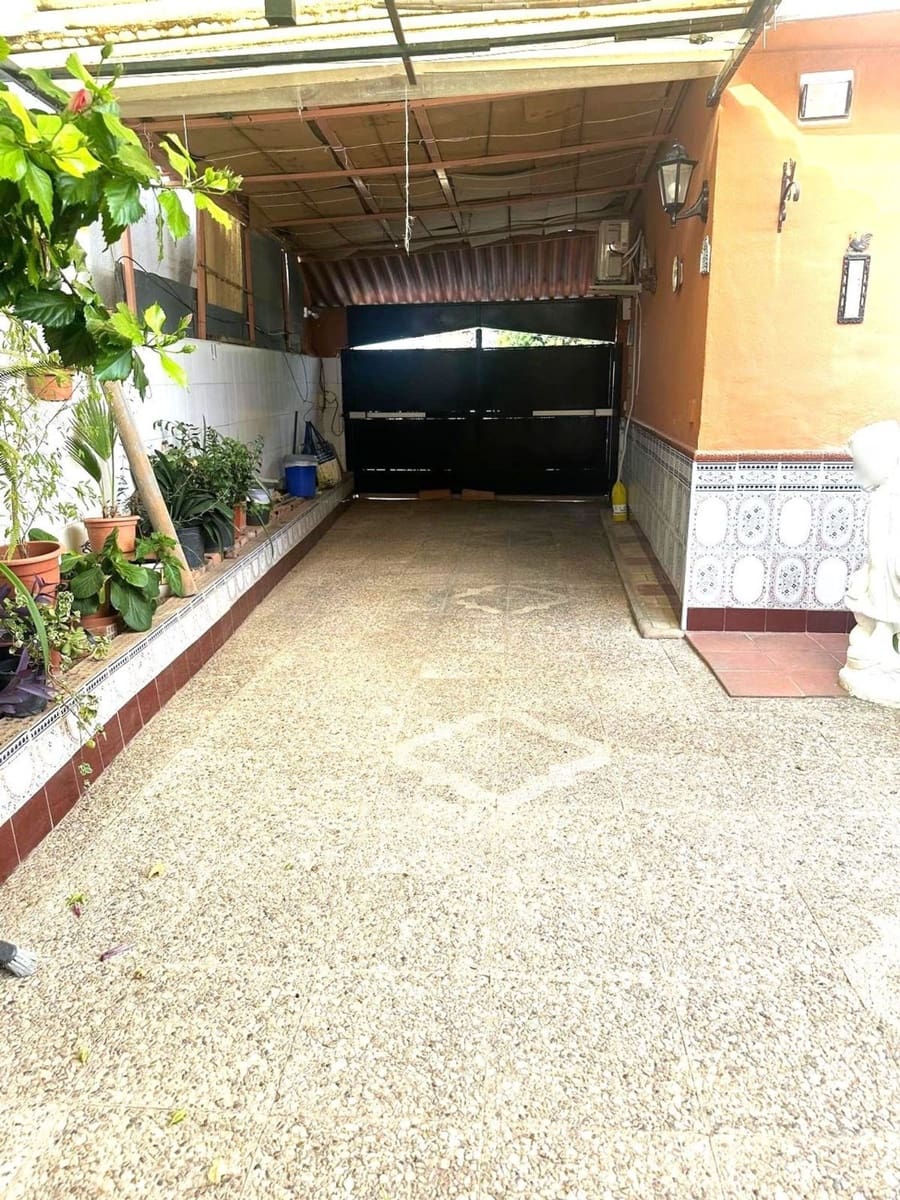 2 bedroom Villa for sale in Alhaurin de la Torre with garage - € 320,000 (Ref: 9676809)