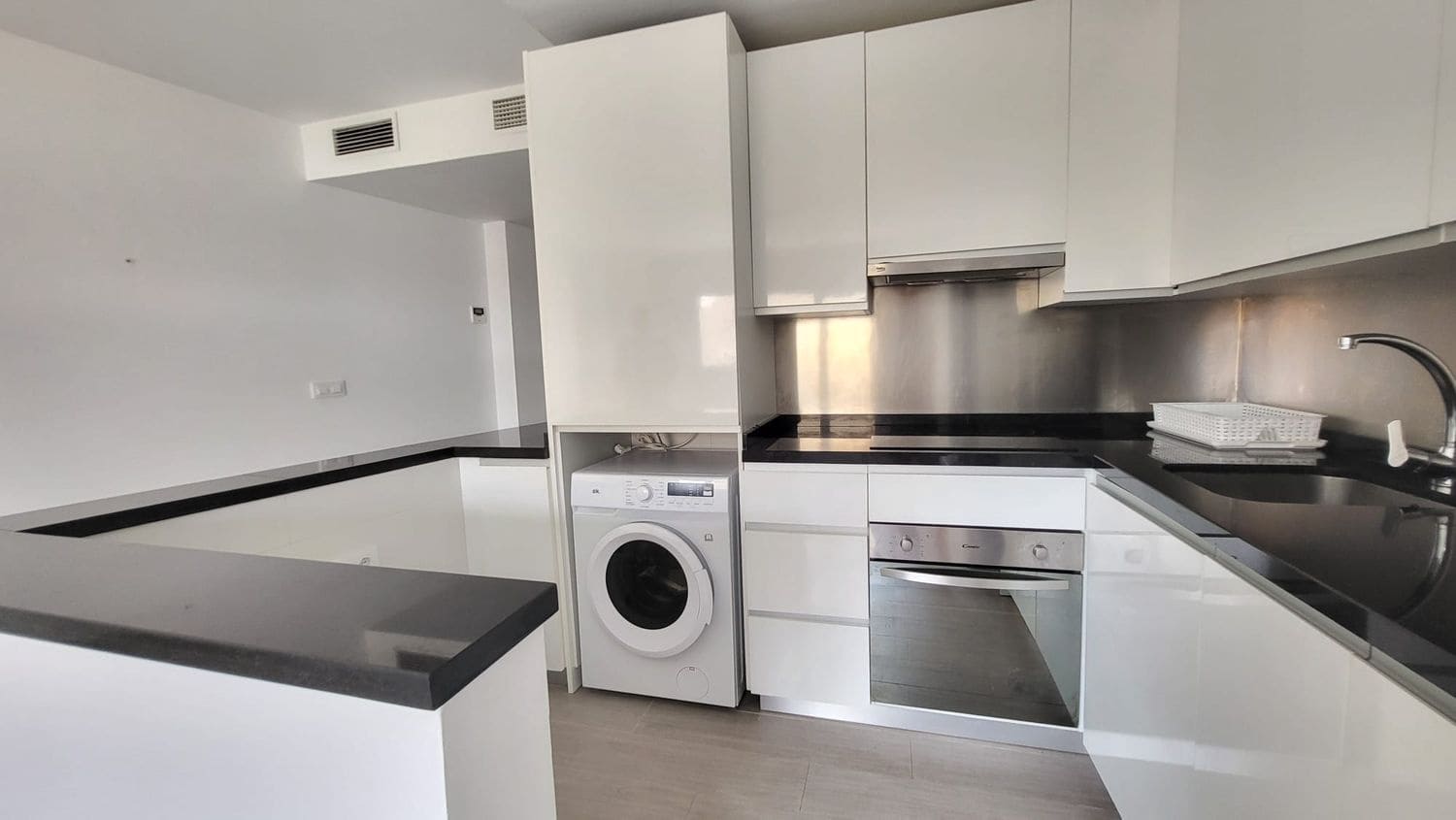 1 bedroom Apartment for sale in Torre de Benagalbon with garage - € 250,000 (Ref: 9700310)