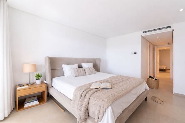 2 sypialnia Apartament na sprzedaż w Puerto de Estepona, Estepona z basenem garażem - 1 295 000 € (Ref: 9784958)