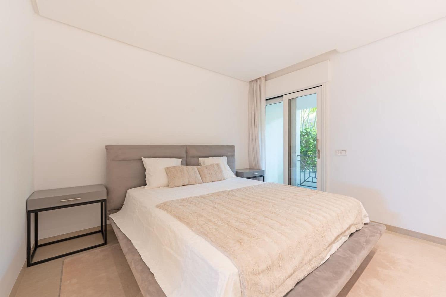 2 sypialnia Apartament na sprzedaż w Estepona z basenem garażem - 1 295 000 € (Ref: 9784958)