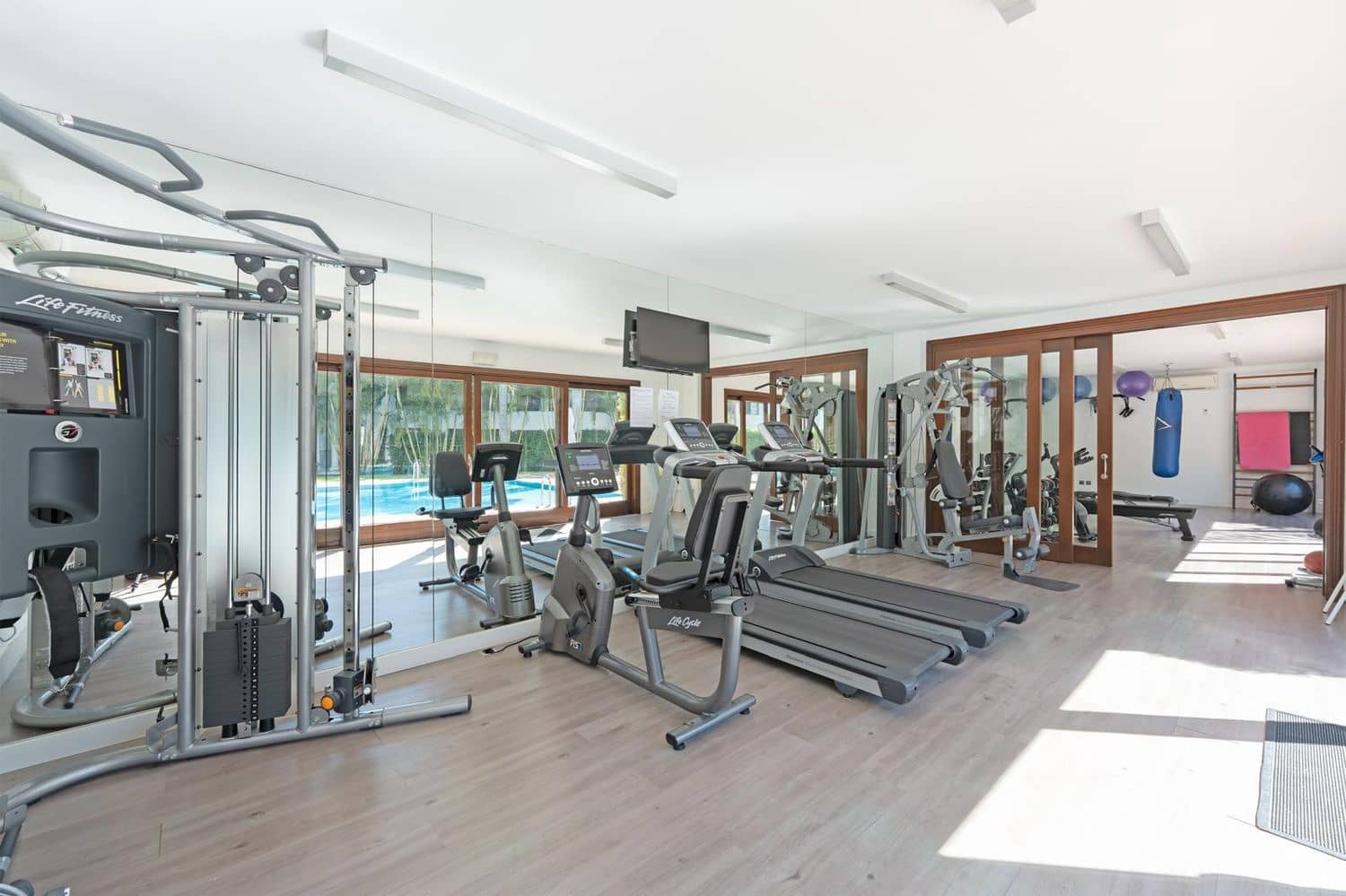 2 sypialnia Apartament na sprzedaż w Estepona z basenem garażem - 1 295 000 € (Ref: 9784958)