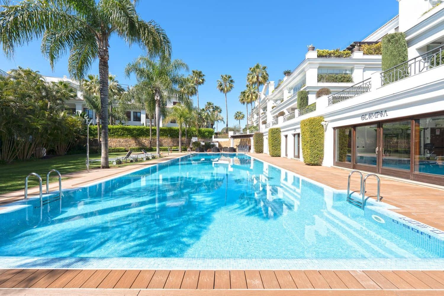 2 sypialnia Apartament na sprzedaż w Estepona z basenem garażem - 1 295 000 € (Ref: 9784958)