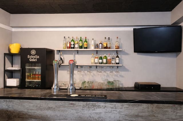 Kommersiell till salu i Nueva Atalaya, Estepona - 200 000 € (Ref: 9784963)