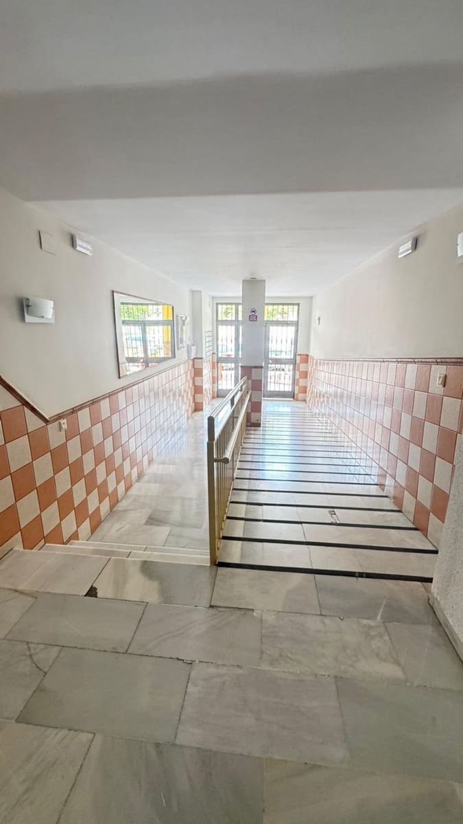 4 bedroom Apartment for sale in Estepona with garage - € 360,000 (Ref: 9810934)
