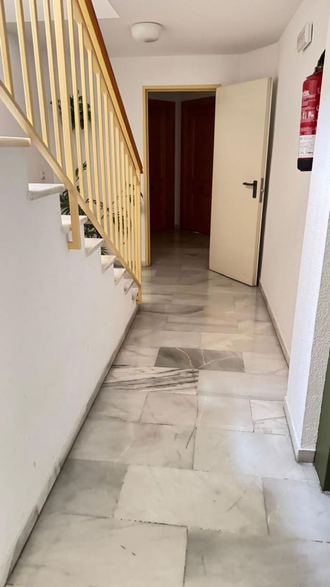 4 bedroom Apartment for sale in Estepona with garage - € 360,000 (Ref: 9810934)