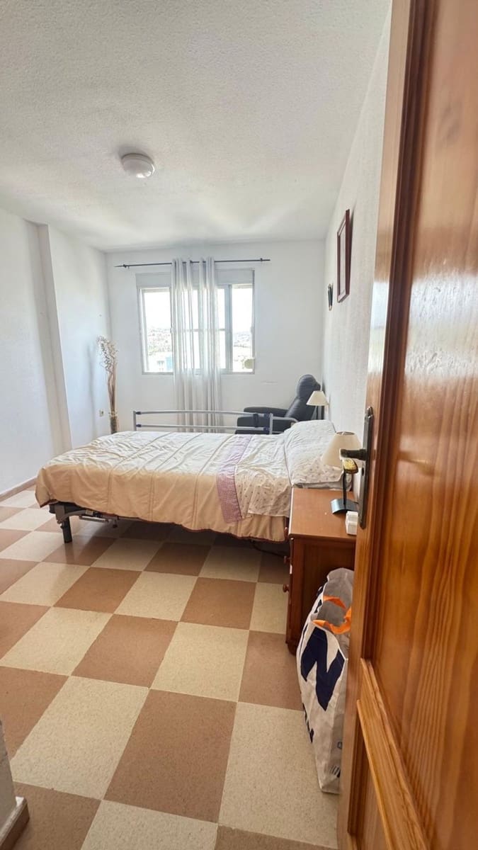 4 bedroom Apartment for sale in Estepona with garage - € 360,000 (Ref: 9810934)