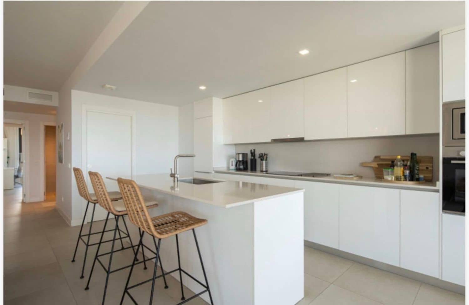 4 Zimmer Apartment zu verkaufen in Estepona mit Pool Garage - 885.000 € (Ref: 9812940)