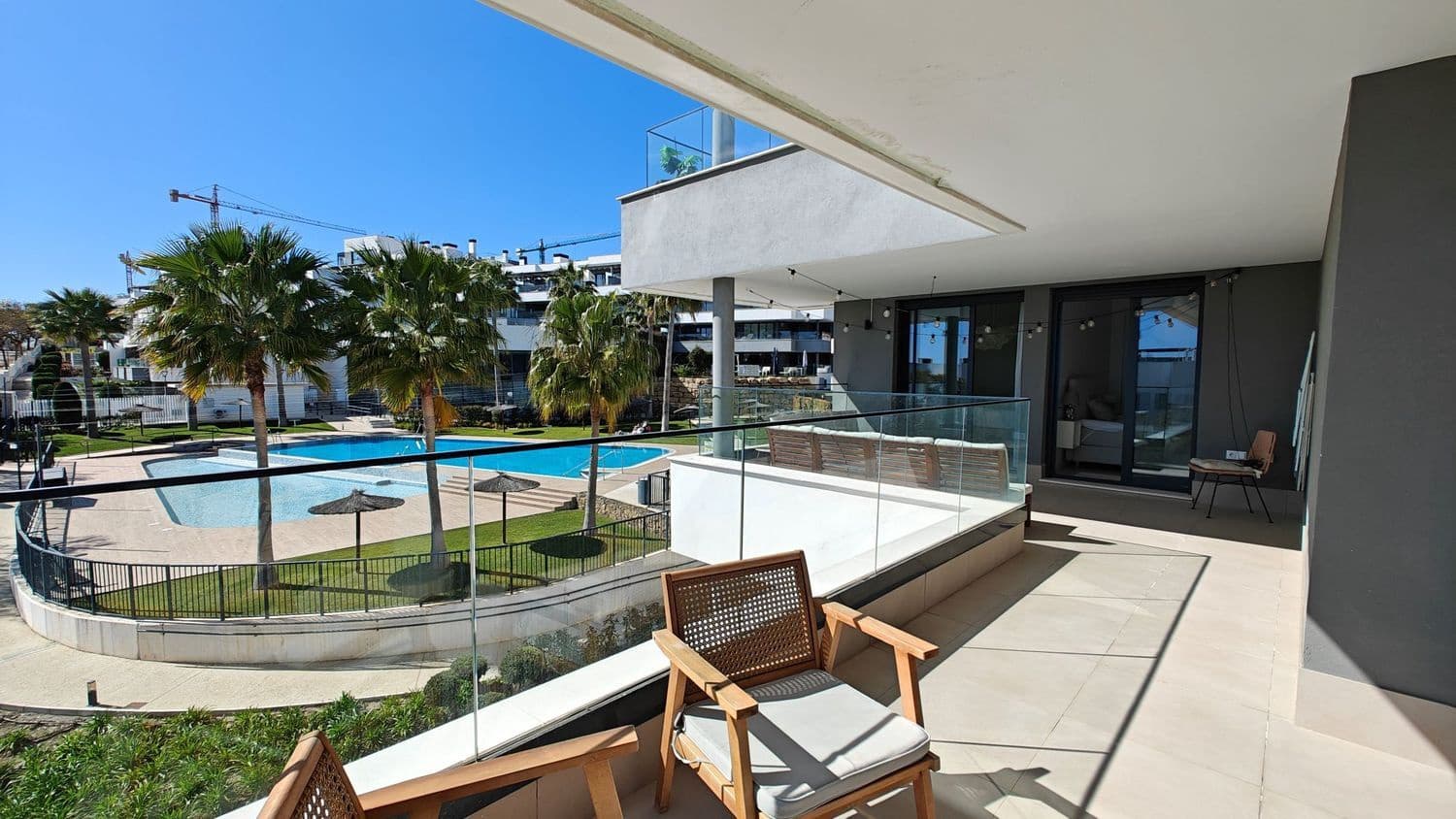 4 Zimmer Apartment zu verkaufen in Estepona mit Pool Garage - 885.000 € (Ref: 9812940)