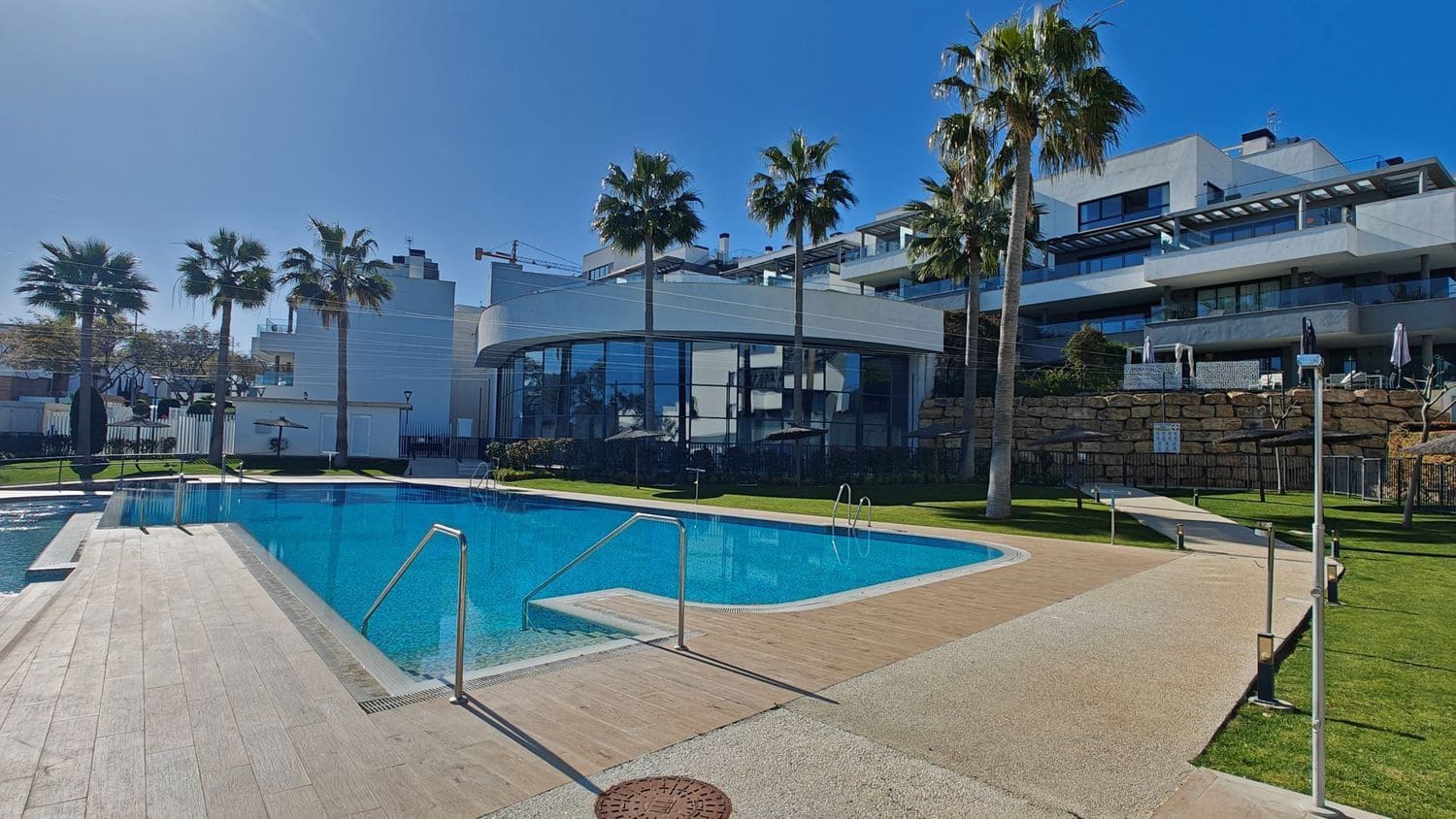 4 Zimmer Apartment zu verkaufen in Estepona mit Pool Garage - 885.000 € (Ref: 9812940)
