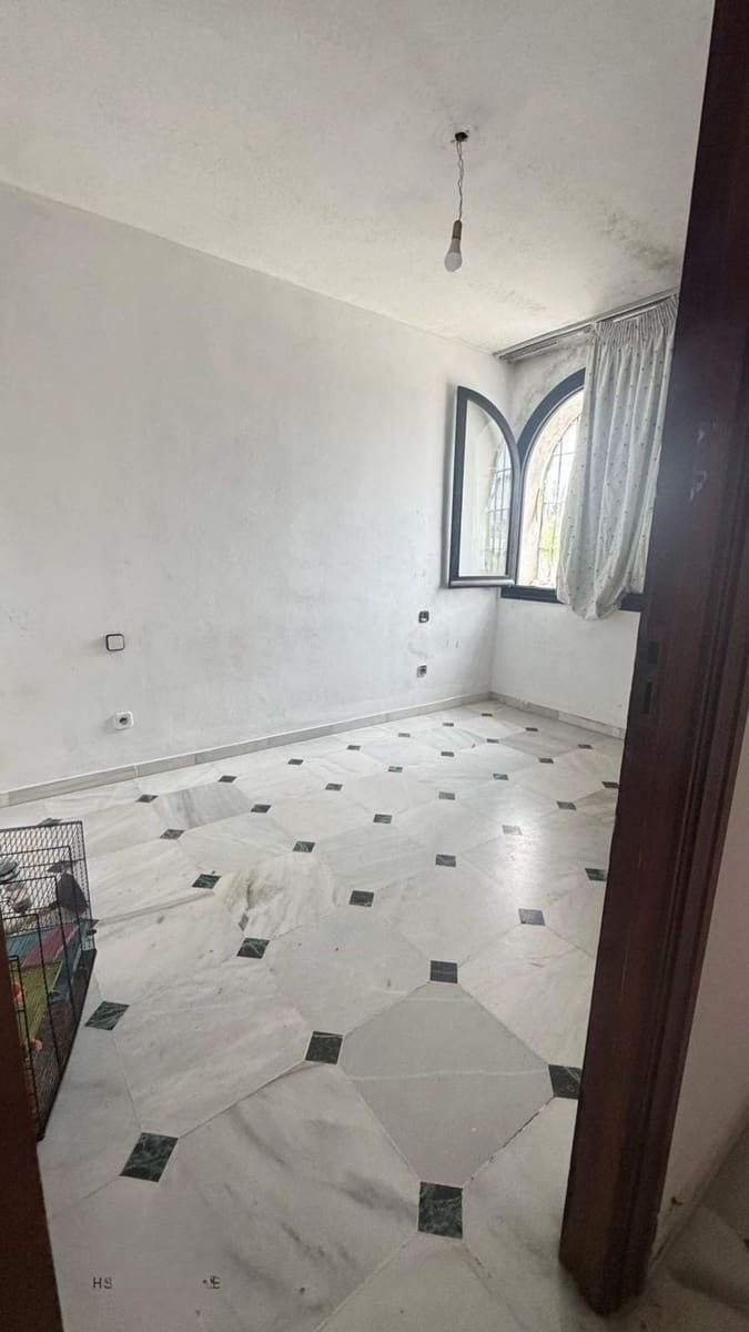 Hotel for sale in Estepona - € 2,200,000 (Ref: 9814443)