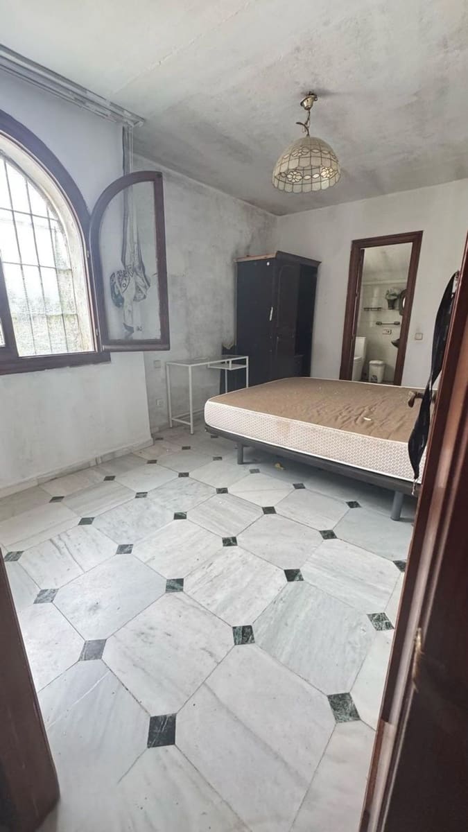 Hotel for sale in Estepona - € 2,200,000 (Ref: 9814443)