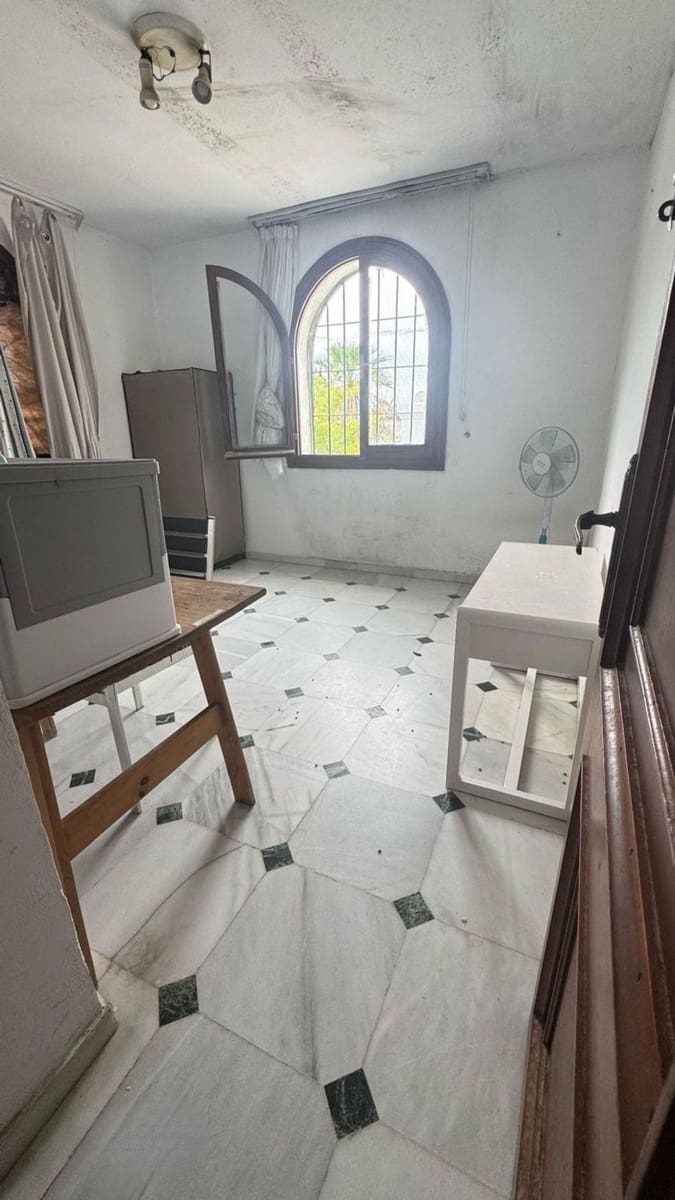 Hotel for sale in Estepona - € 2,200,000 (Ref: 9814443)