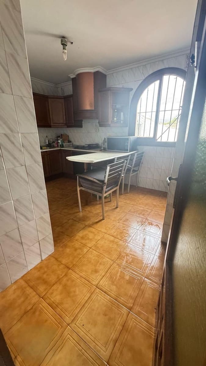 Hotel for sale in Estepona - € 2,200,000 (Ref: 9814443)