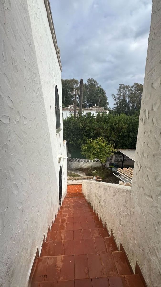 Hotel for sale in Estepona - € 2,200,000 (Ref: 9814443)