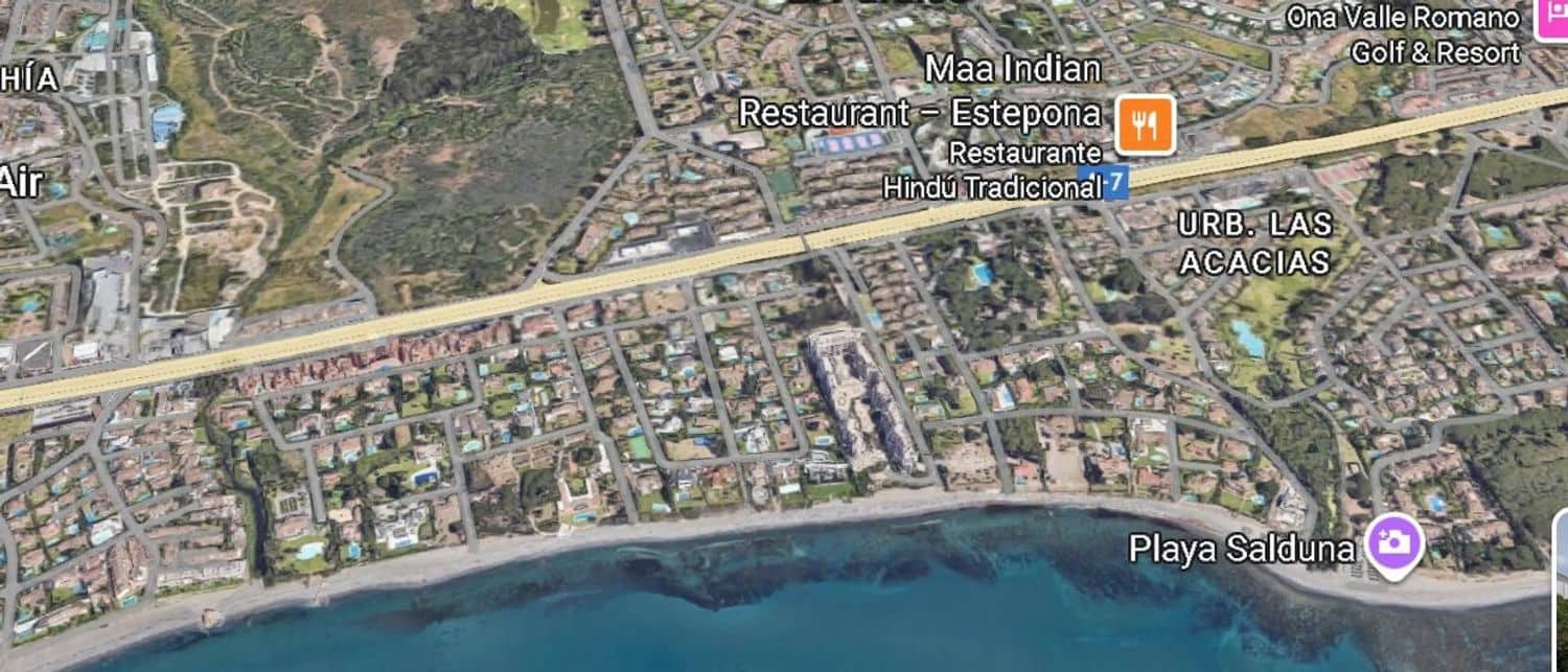 Hotel for sale in Estepona - € 2,200,000 (Ref: 9814443)