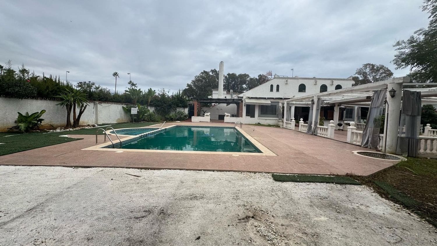 Hotel for sale in Estepona - € 2,200,000 (Ref: 9814443)