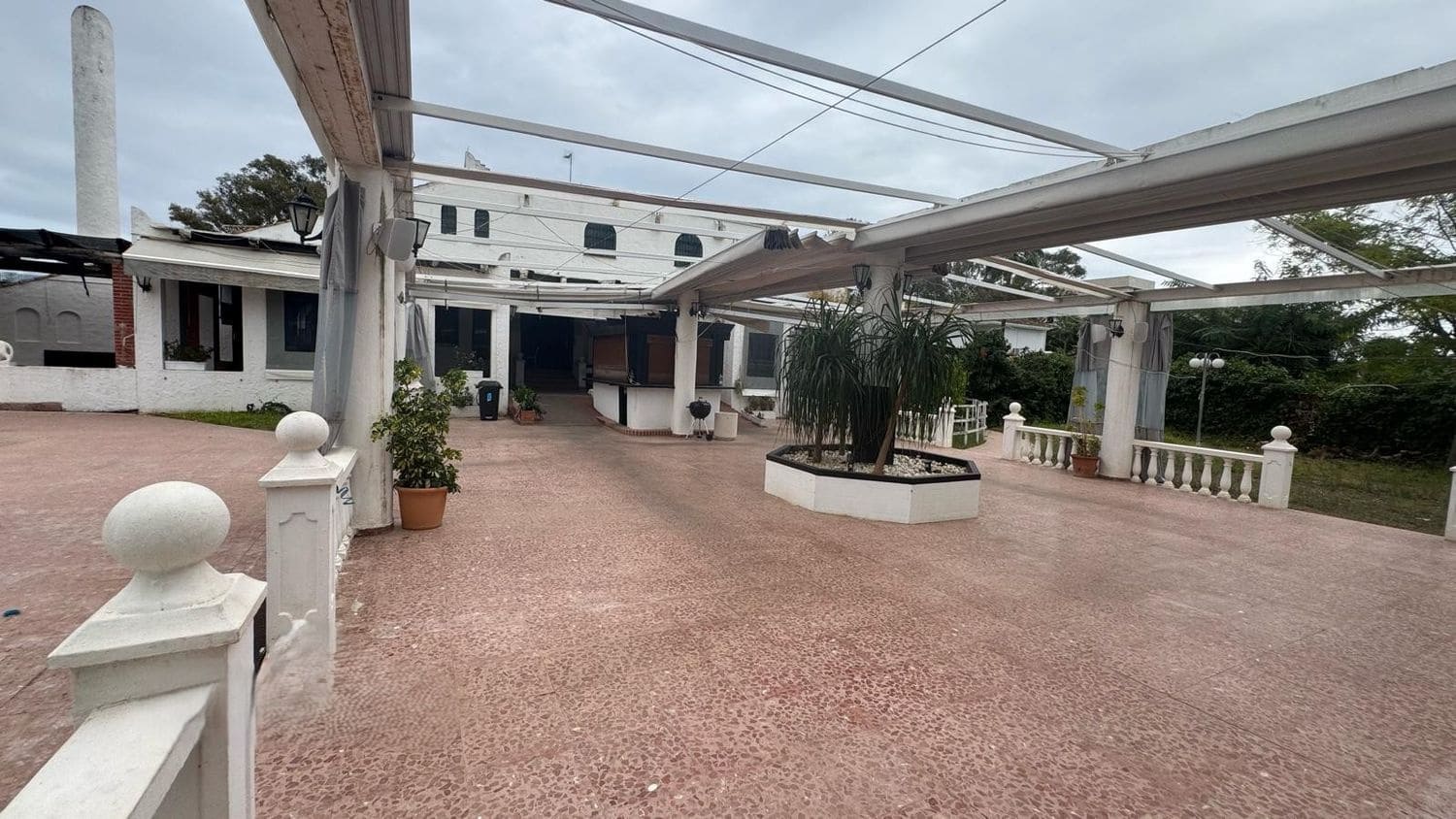 Hotel for sale in Estepona - € 2,200,000 (Ref: 9814443)