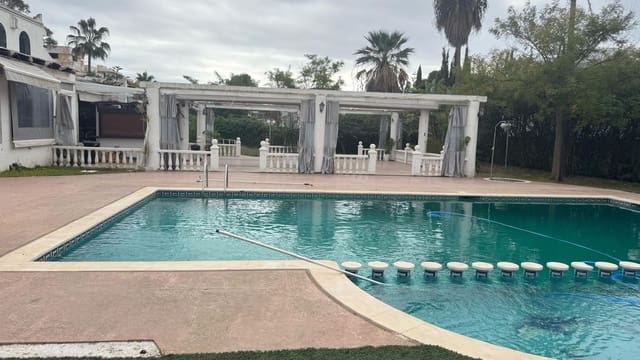 Hotel for sale in Zona Calvario, Estepona - € 2,200,000 (Ref: 9814443)