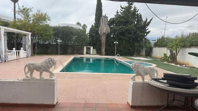 Hotel for sale in Zona Calvario, Estepona - € 2,200,000 (Ref: 9814443)