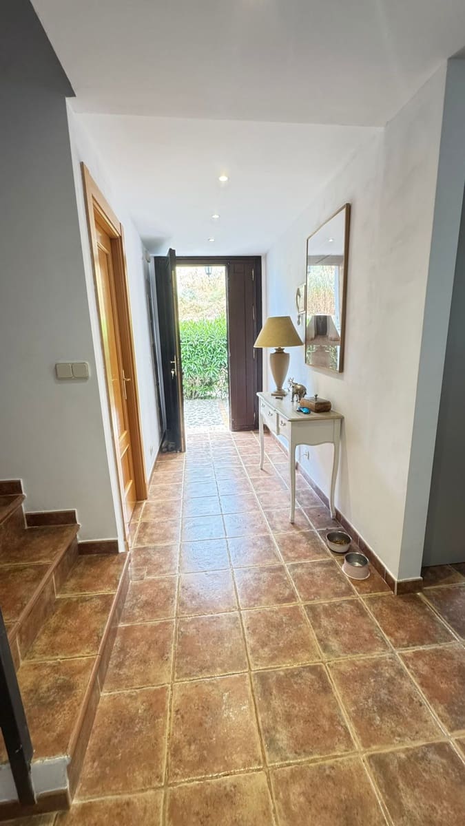 3 sovrum Villa till salu i Estepona med pool garage - 749 000 € (Ref: 9832261)