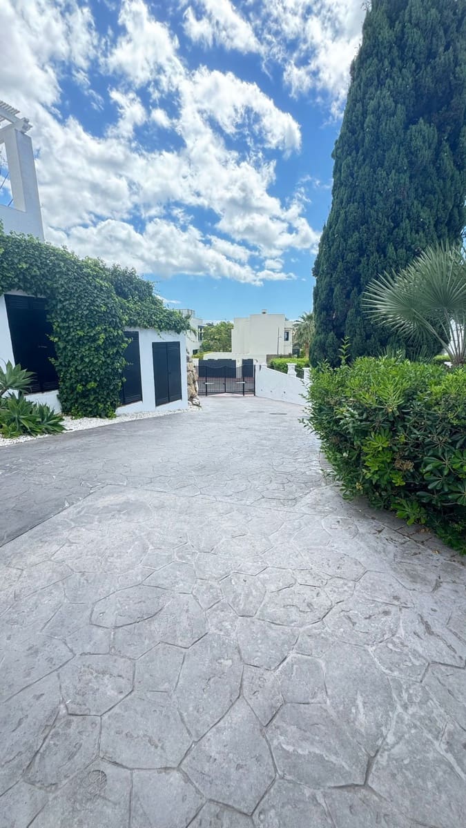 3 sovrum Villa till salu i Estepona med pool garage - 749 000 € (Ref: 9832261)