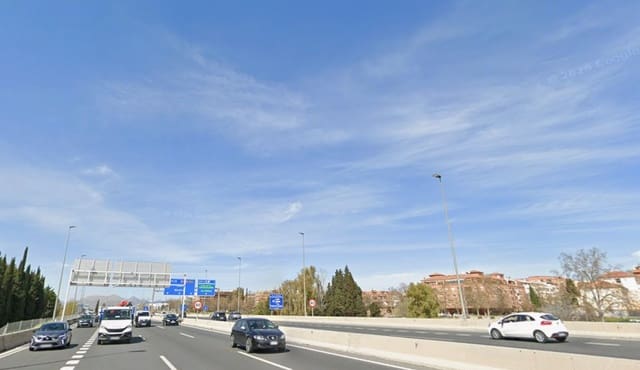 Comercial para venda em Figares, Granada cidade com garagem - 13 700 130 € (Ref: 9943189)