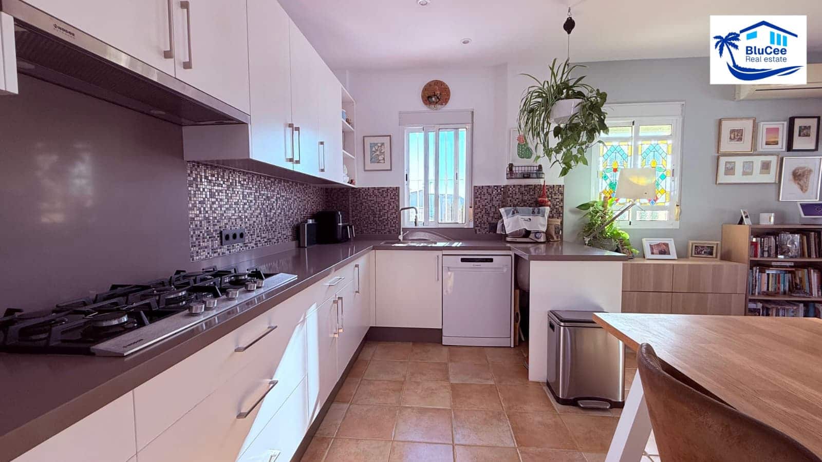 3 bedroom Villa for sale in Alcaucin with pool garage - € 399,000 (Ref: 10186226)