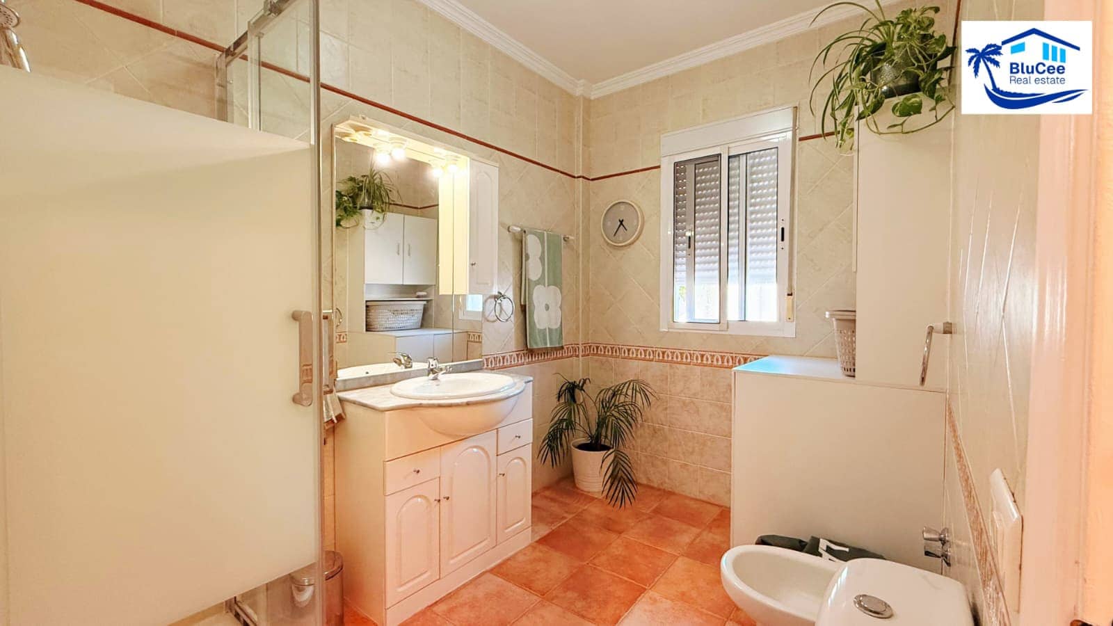 3 bedroom Villa for sale in Alcaucin with pool garage - € 399,000 (Ref: 10186226)