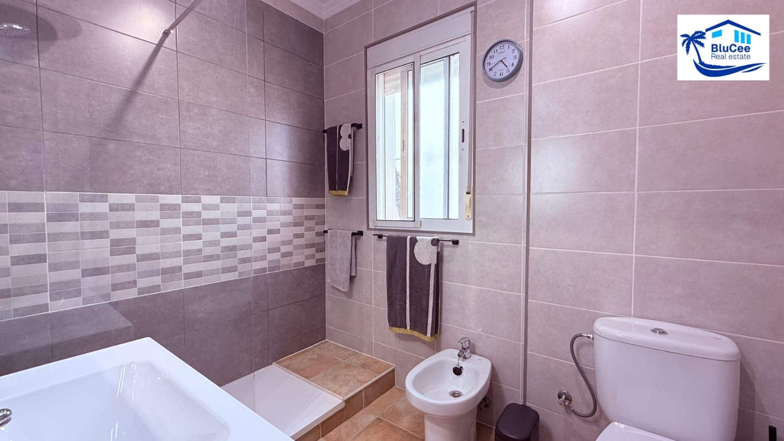 3 bedroom Villa for sale in Alcaucin with pool garage - € 399,000 (Ref: 10186226)