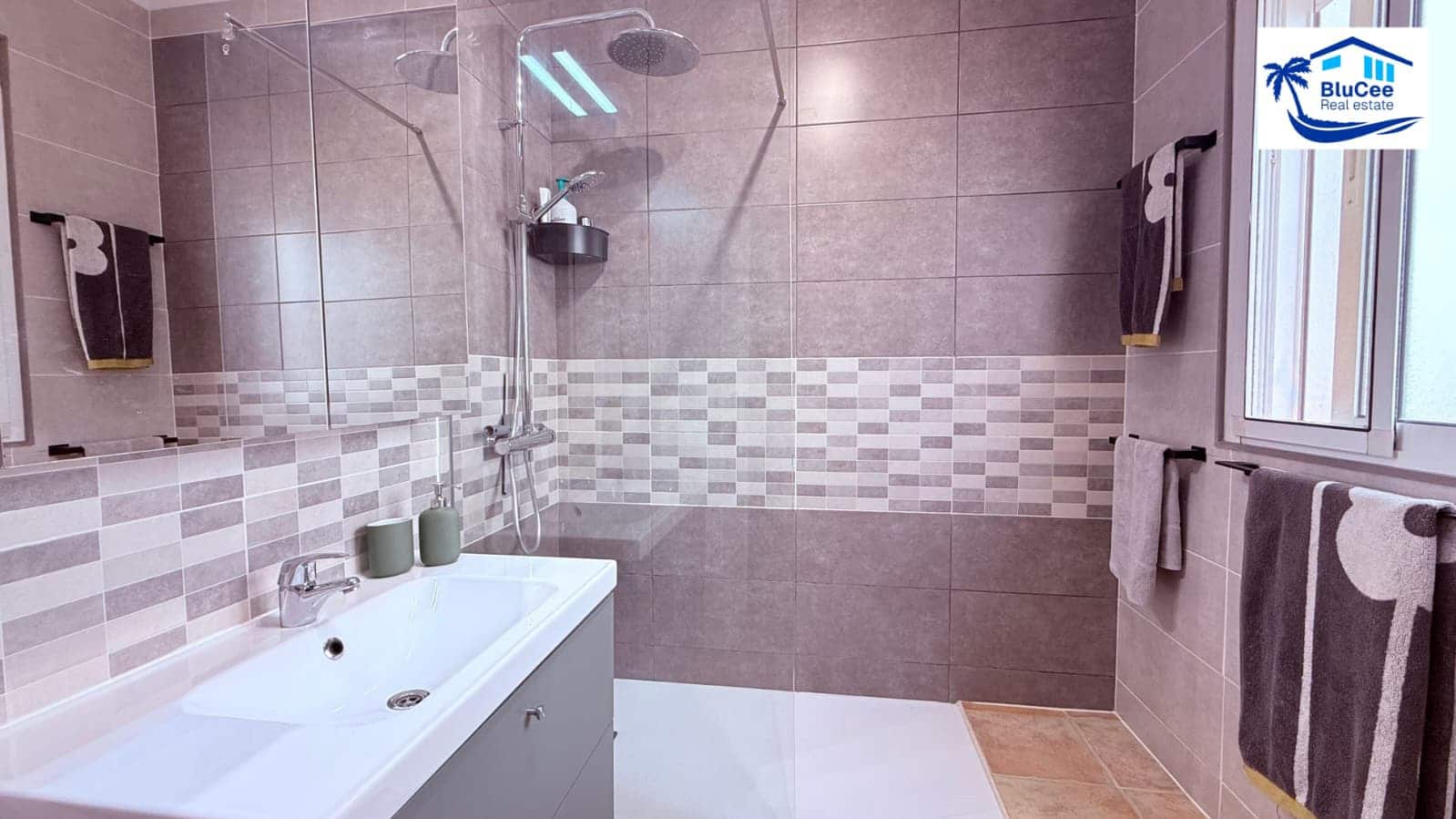 3 bedroom Villa for sale in Alcaucin with pool garage - € 399,000 (Ref: 10186226)