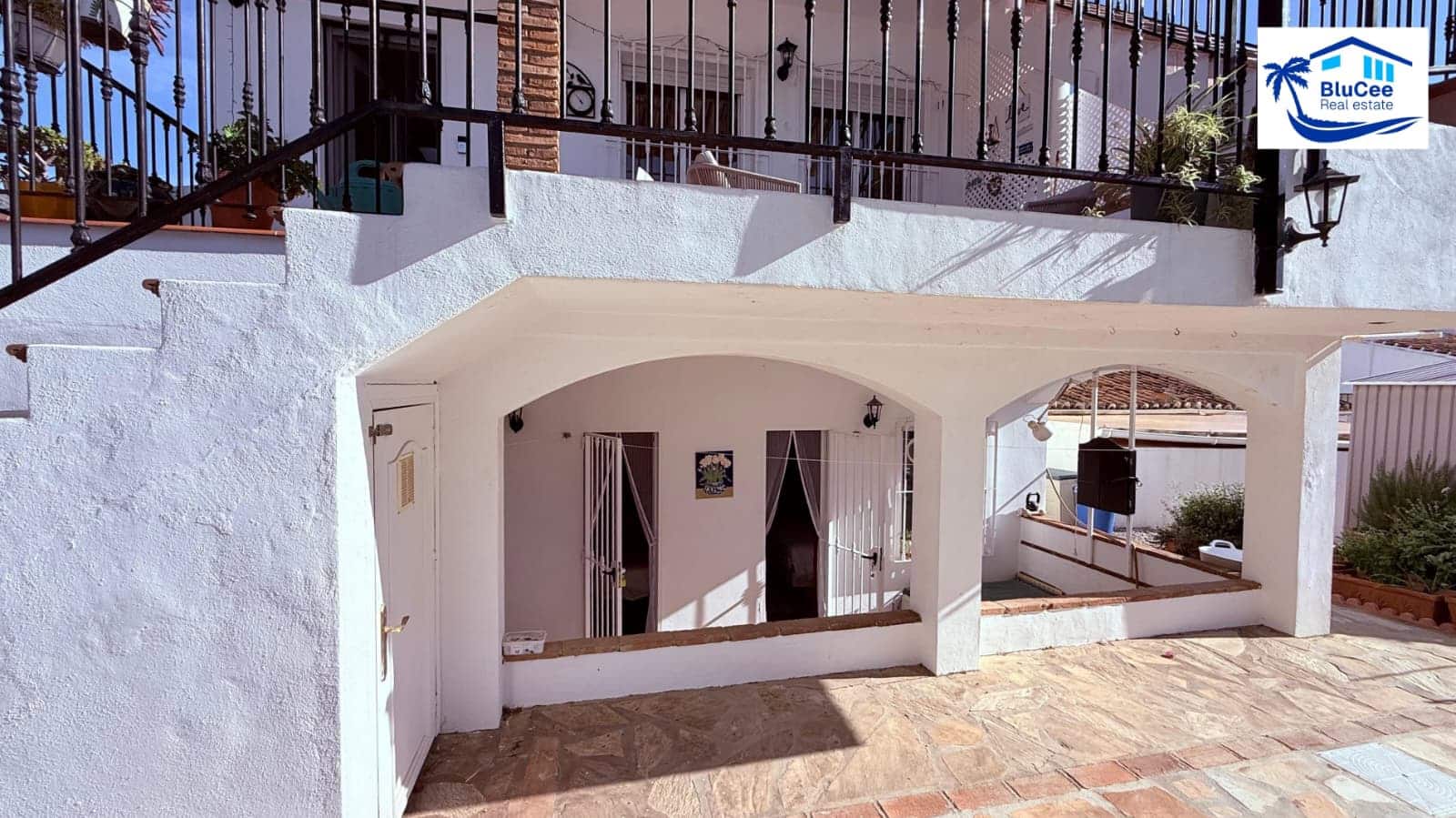 3 bedroom Villa for sale in Alcaucin with pool garage - € 399,000 (Ref: 10186226)