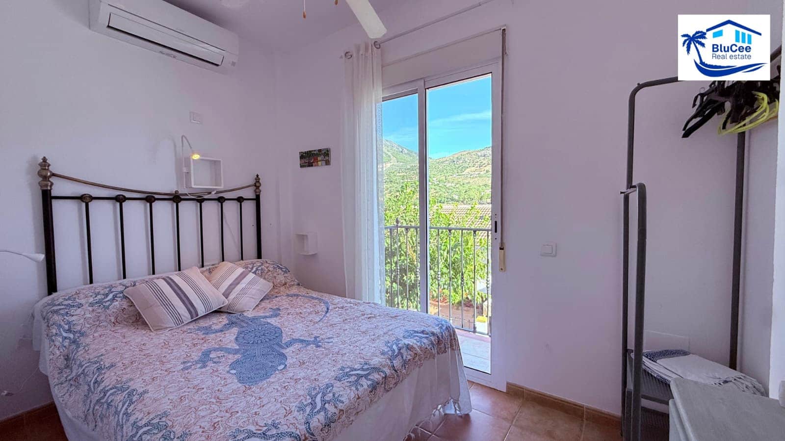 3 bedroom Villa for sale in Alcaucin with pool garage - € 399,000 (Ref: 10186226)