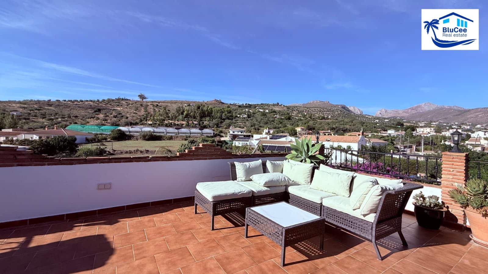 3 bedroom Villa for sale in Alcaucin with pool garage - € 399,000 (Ref: 10186226)
