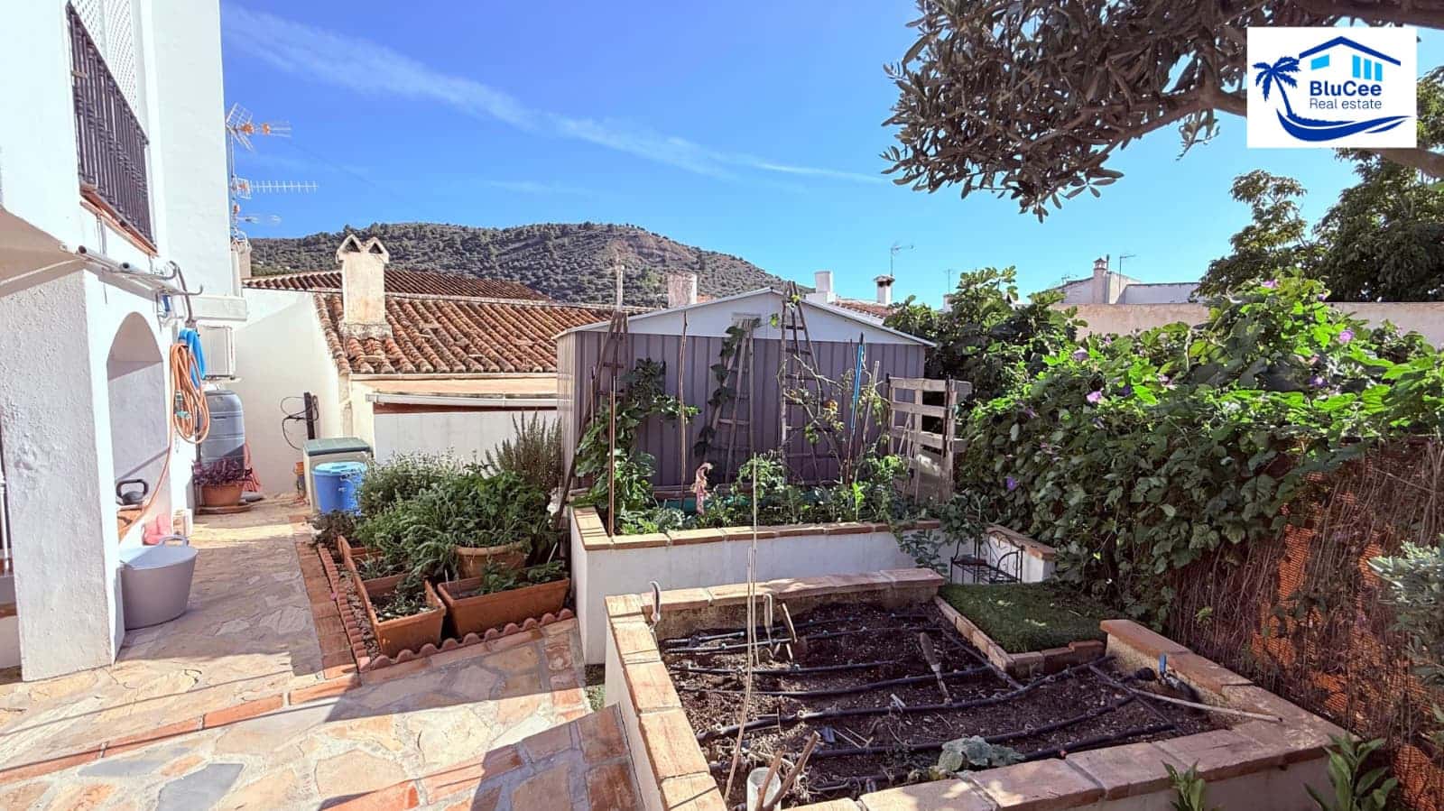 3 bedroom Villa for sale in Alcaucin with pool garage - € 399,000 (Ref: 10186226)