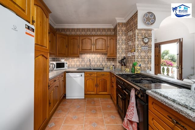 10 soveværelse Guesthouse/B & B til salg i Nerja med swimmingpool garage - € 795.000 (Ref: 8734710)