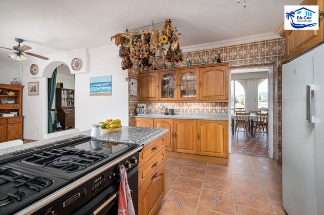 10 soveværelse Guesthouse/B & B til salg i Nerja med swimmingpool garage - € 795.000 (Ref: 8734710)